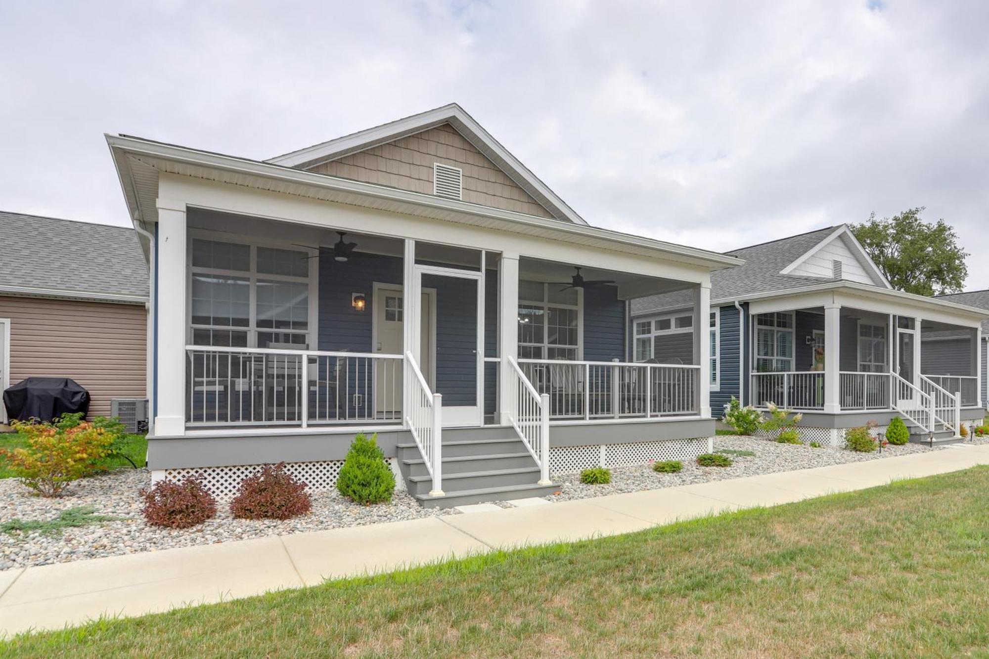 Sleek Lakeside Marblehead Home With Screened Patio Exteriör bild