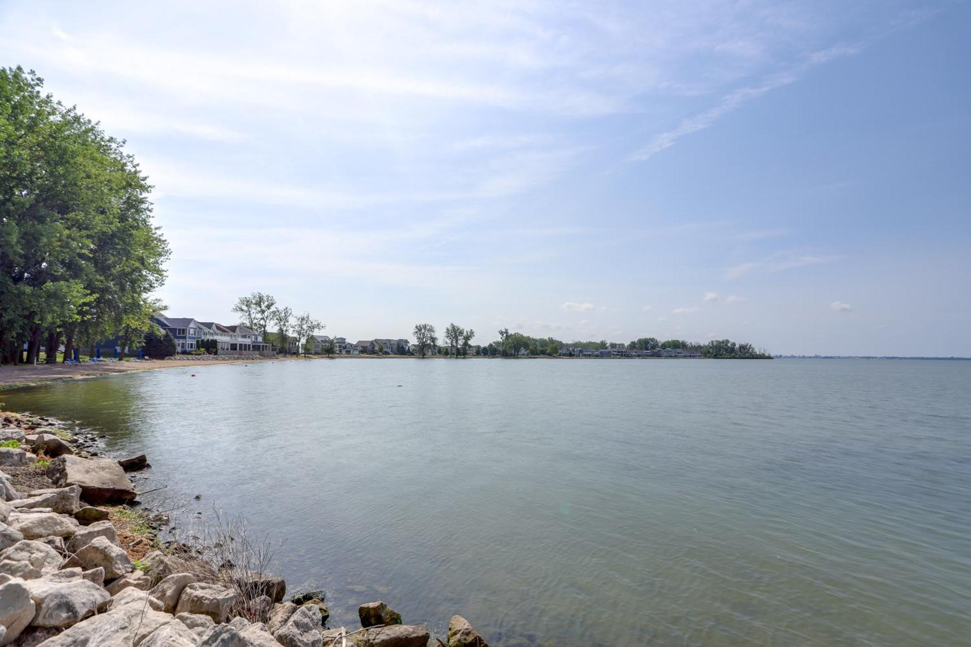 Sleek Lakeside Marblehead Home With Screened Patio Exteriör bild